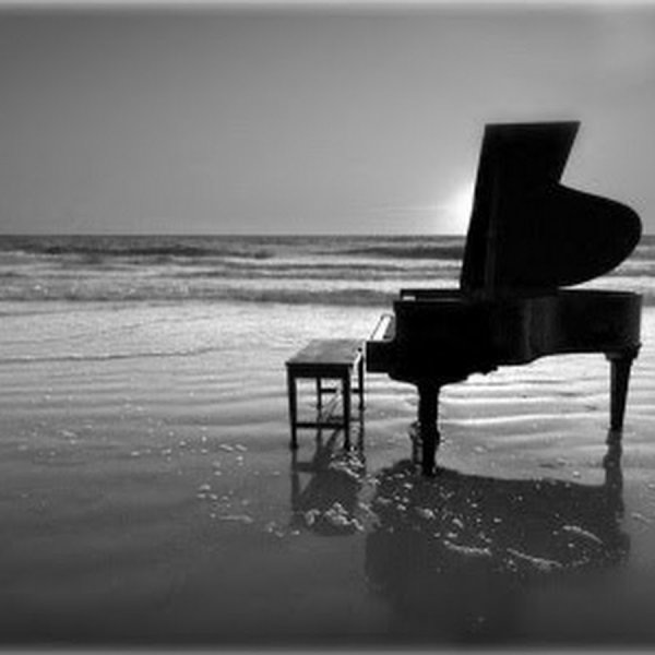 Рояль и море