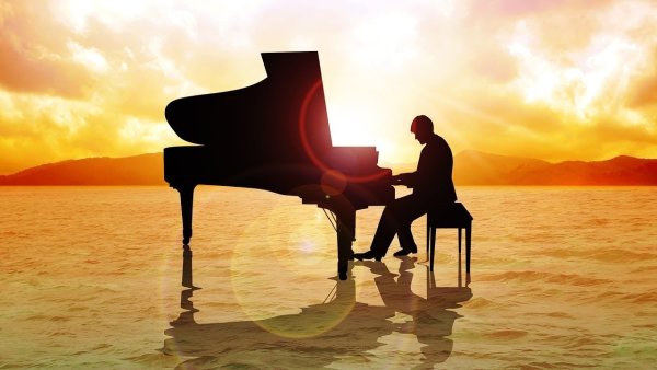 Пианино на фоне моря