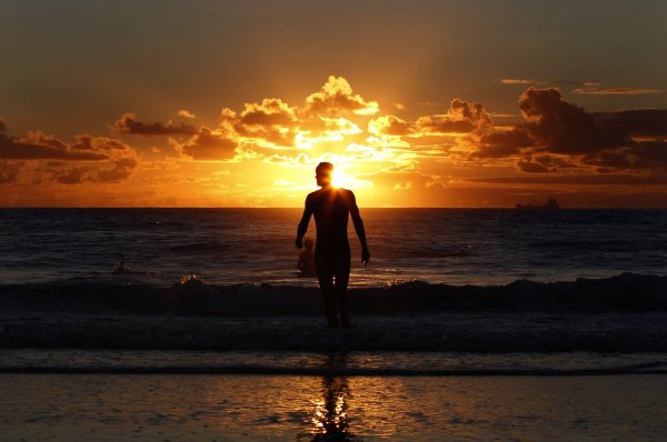 Мужчина спиной у моря