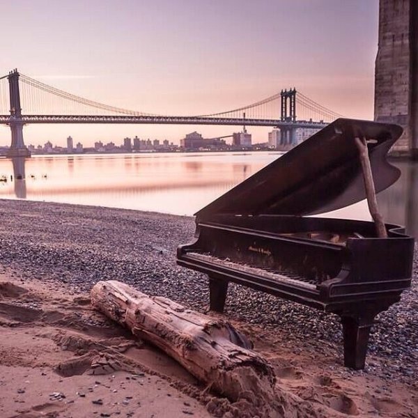 Фортепиано и море