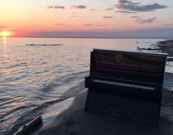 Пианино на берегу моря