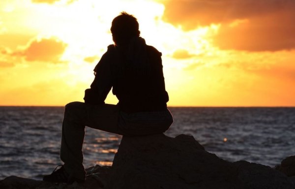 Парень на берегу моря