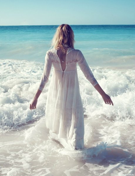 Девушка в белом на море