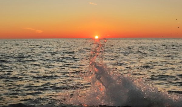 Девушка прощается с морем