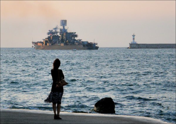 Девушка на море со спины