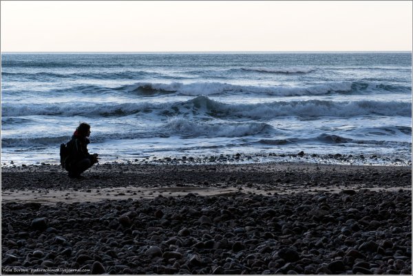 Человек уходит в море