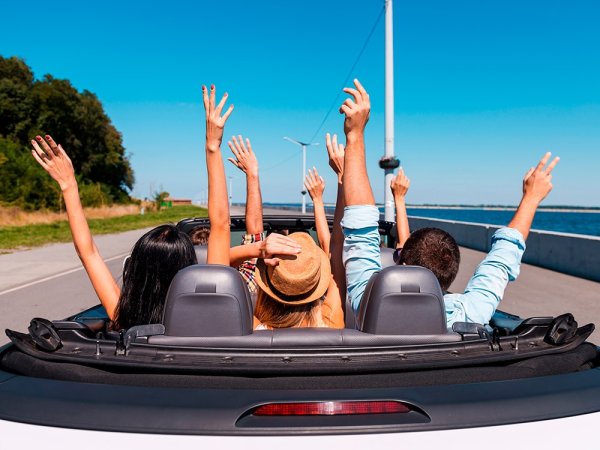 Семья на отдыхе на море