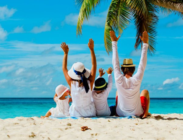 Чемодан на берегу моря