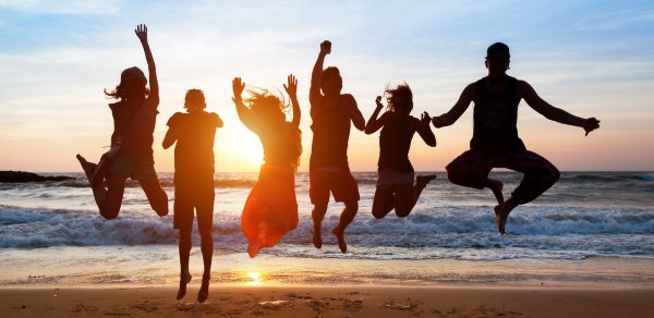 Друзья бегут на пляже