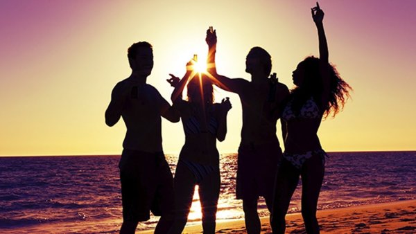 Компания друзей на закате