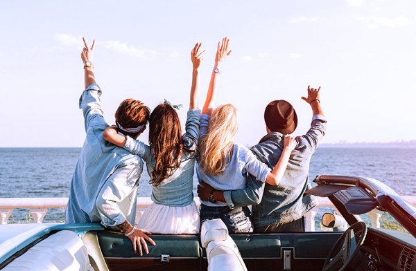 Подруги на закате