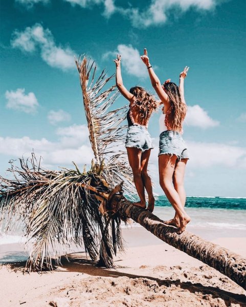 Подруги на пляже