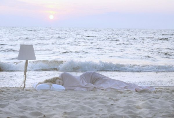 Кровать на море