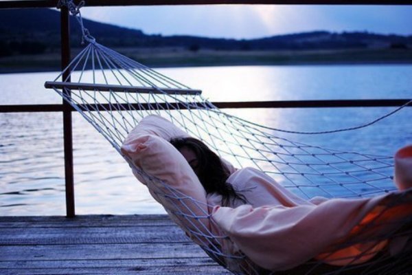 Девушки лежат в гамаках