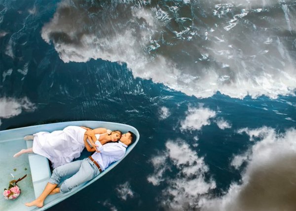 Влюбленные в лодке