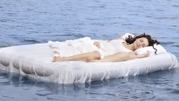 Человек тонет в воде