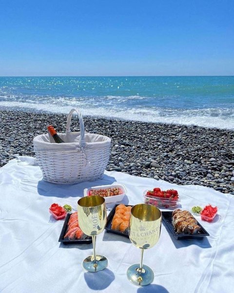 Завтрак с шампанским на море