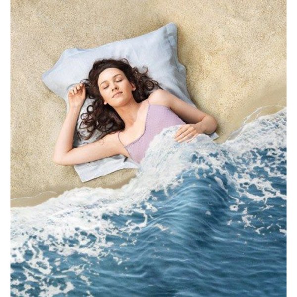 Девушка укрытая морем