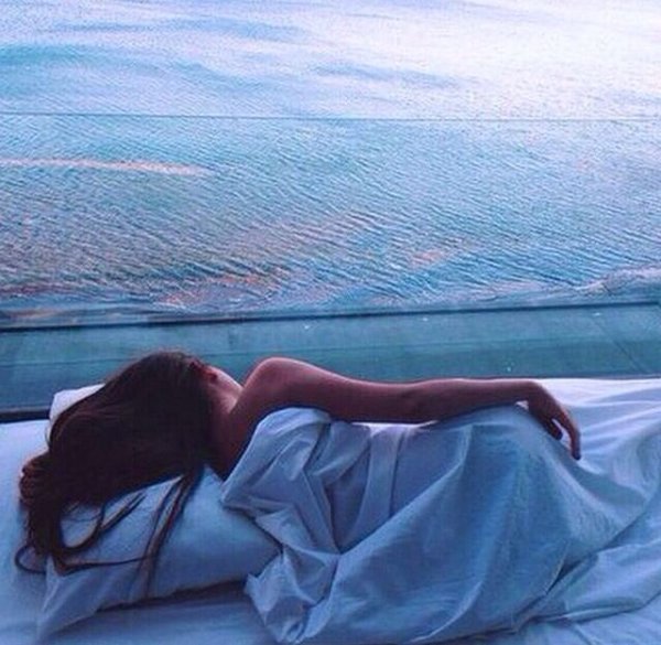 Девушка спит у моря