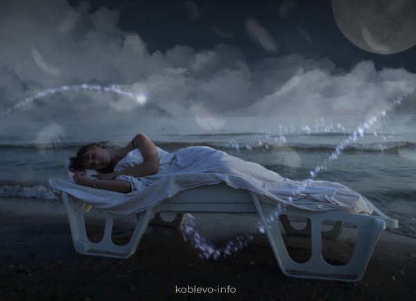 Лодка в ночном море