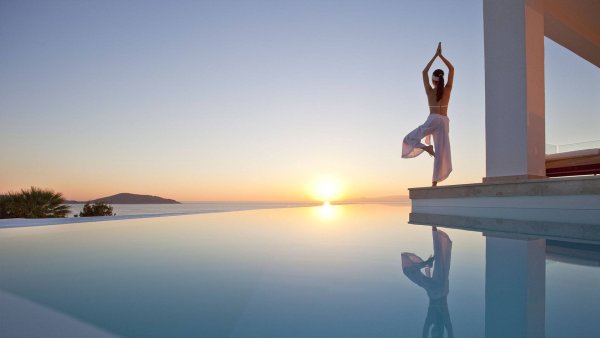 Йога на берегу моря на рассвете