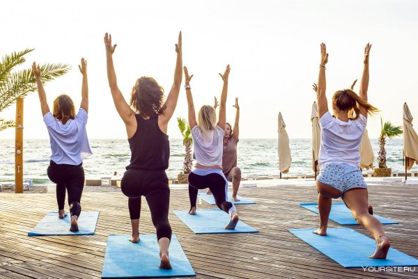 Женщина йога море