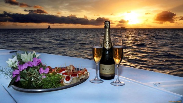 Шампанское и море