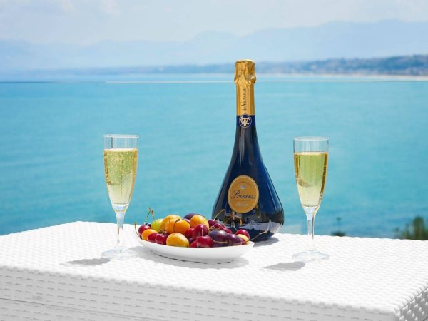 Завтрак с шампанским на море