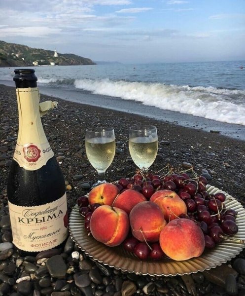 Крымское вино на море
