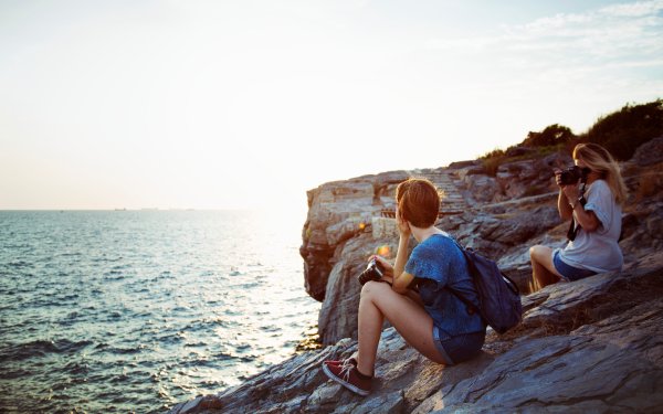 Семья путешествует на машине