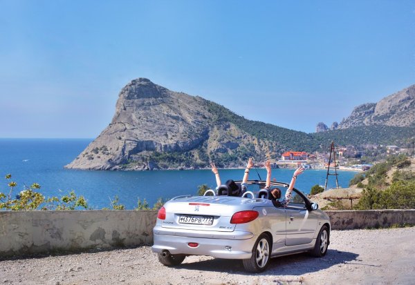 Подруги в кабриолете