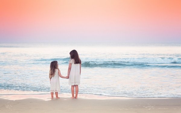 Мама с двумя детьми на море