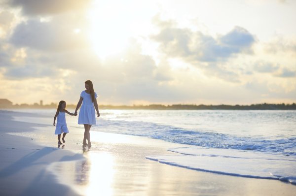 Мама и дочка на море со спины