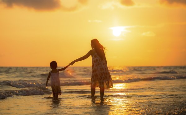 Девушка с ребенком на закате