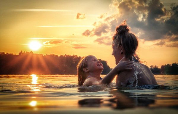 Мама с дочками на берегу моря