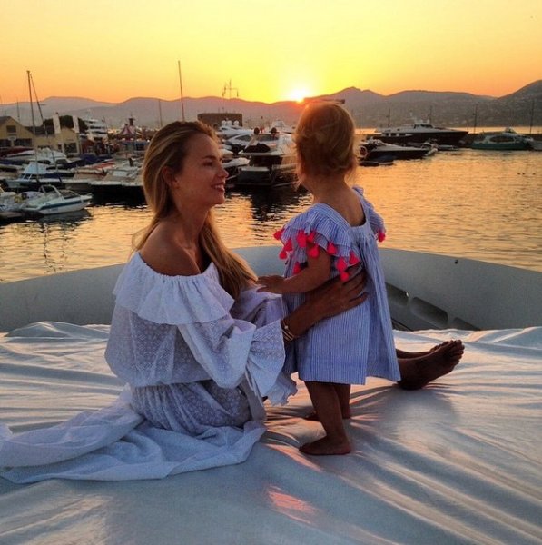 Мама и дочь на море