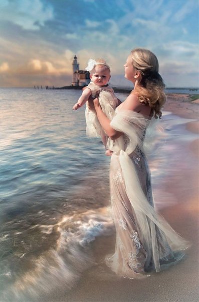 Мама и дочь на море