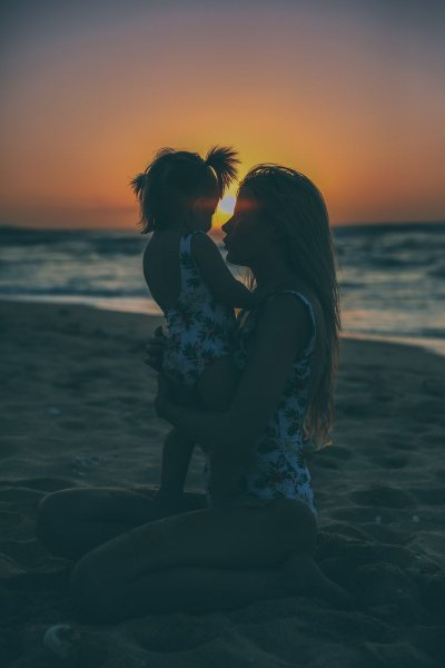 Мама и ребенок на берегу моря