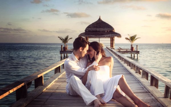 Влюбленная пара на закате