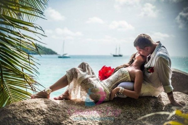 Море и парочка влюбленных