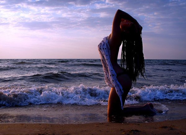 Девушка брюнетка на море