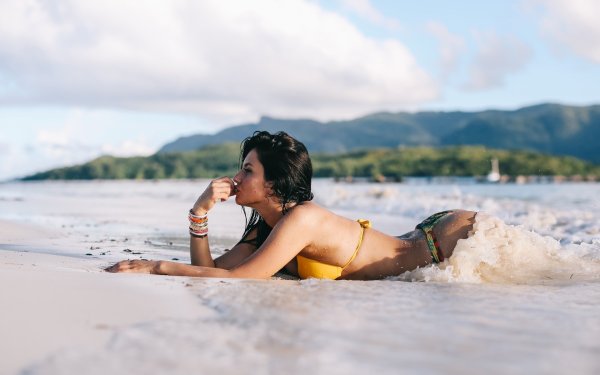 Девушка на волне