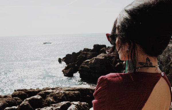 Брюнетка на море