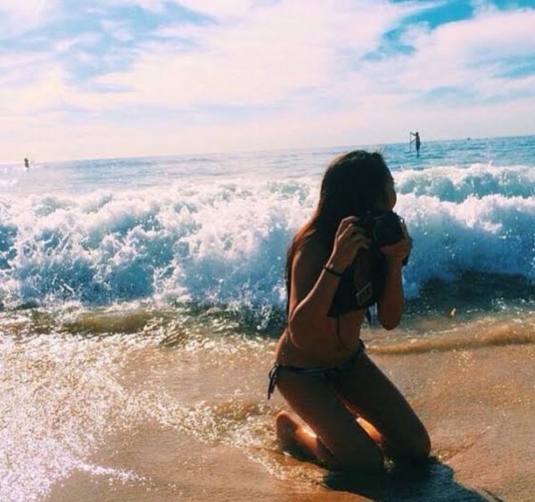 Девушка лежит на море