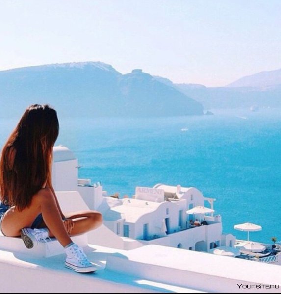 Брюнетка на море