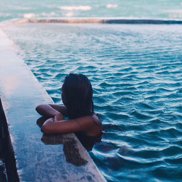 Брюнетка на берегу моря