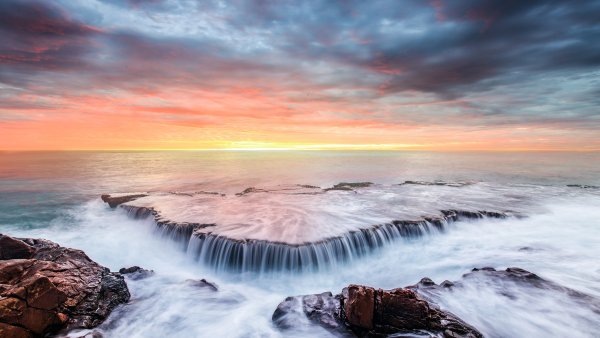 Водопад в море