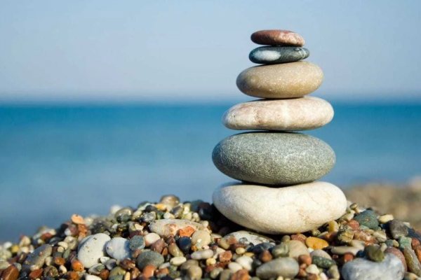 Пирамидка из гальки на пляже