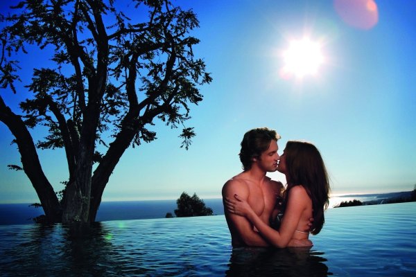 Парень и девушка в воде