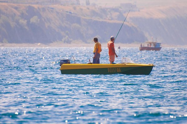 Рыбаки в море